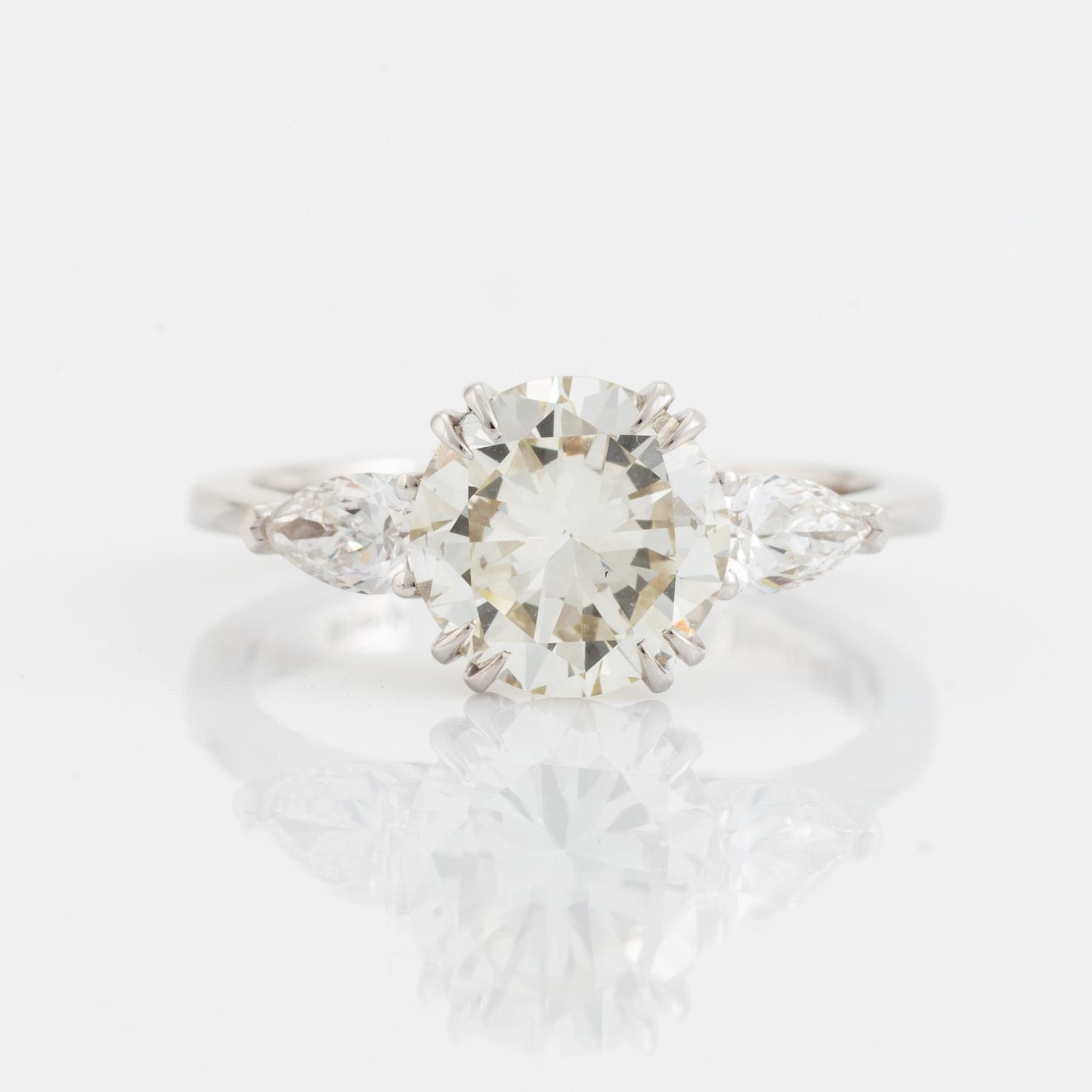 Ring, med  briljantslipad diamant 2,07 ct, medföljande IGI report.