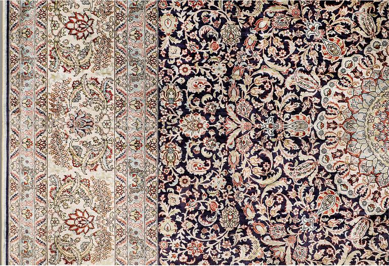 A carpet, Oriental silk, ca 297 x 202 cm.