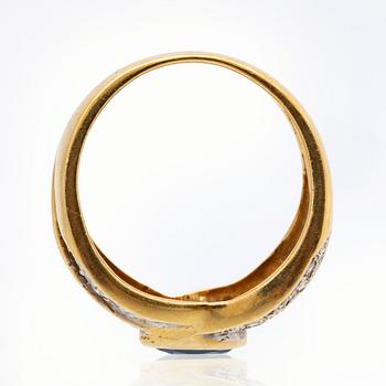 Ring 18K gold 1 sapphire apprx 7 x 4 mm and brilliant-cut diamonds approx 0,40 ct in total.