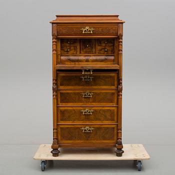 HERRBYRÅ, nyrenässans, 1800-talets slut.