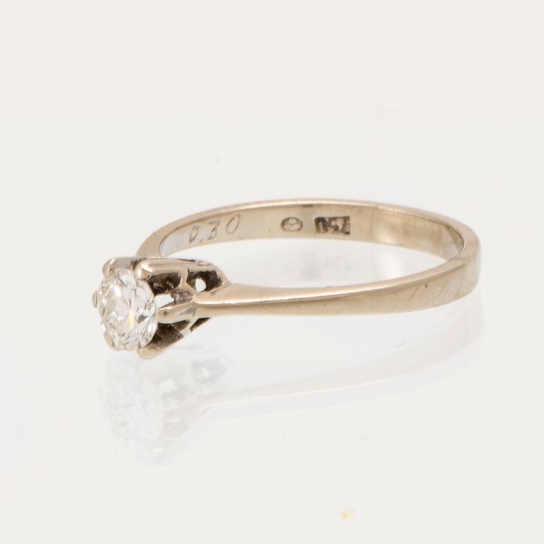 An 18K white gold solitaire ring set with a round brilliant-cut diamond.