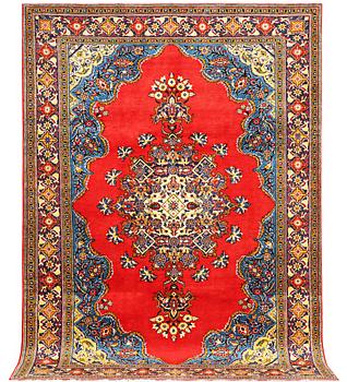 A Sarouk carpet c. 323 x 217 cm.