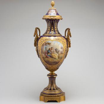 PRAKTURNA, porslin, brons, Sevresliknande märke, 1900-talets första hälft.