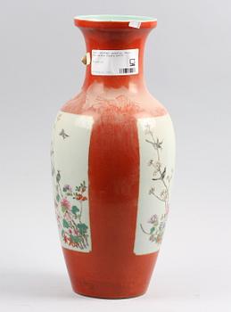 GOLVVAS, porslin, Kina, 1900-talets första hälft.