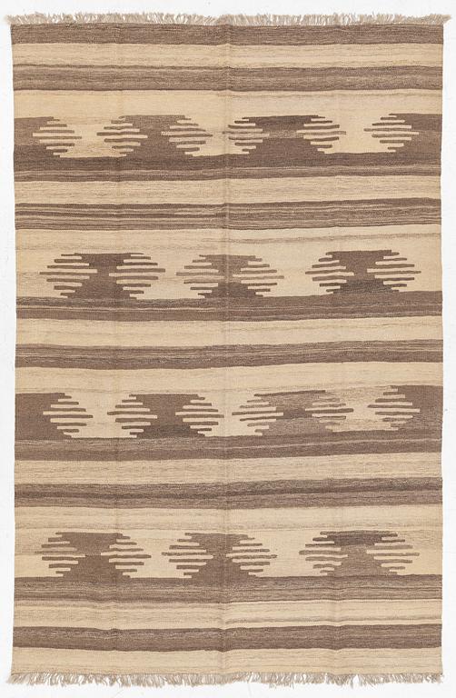 A persian kilim carpet, c. 293 x 195 cm.