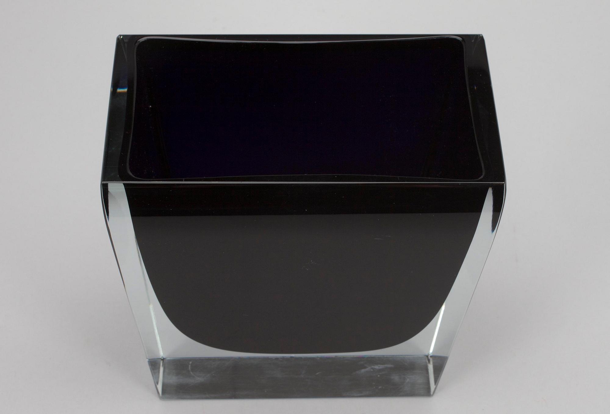 VAS, glas, Harry Moilanen, signerad Nuutajärvi Notsjö. 1900-talets senare hälft.