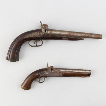 Slaglåspistol, svensk, m/1852 för postiljon, samt en dubbelpipig slaglåspistol.