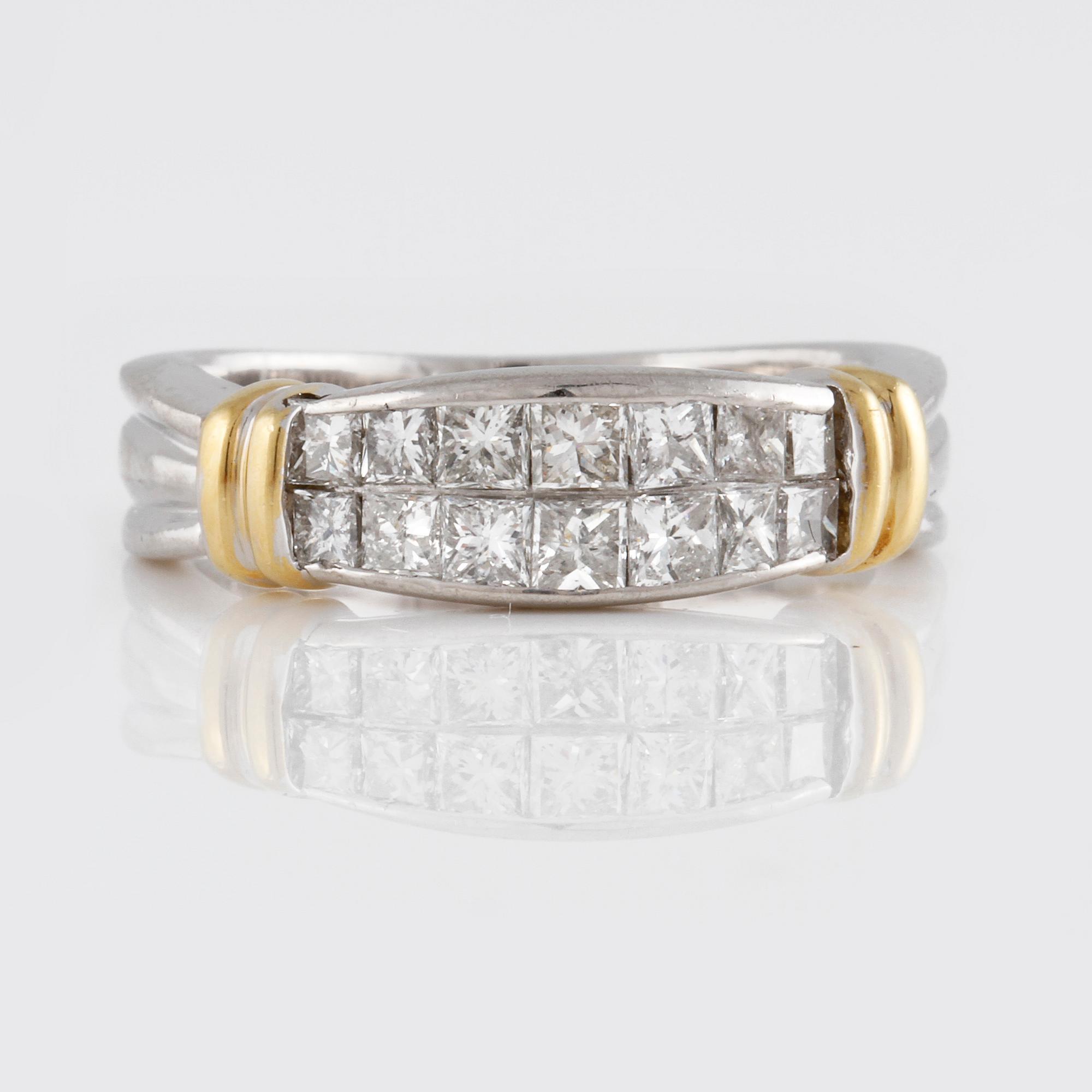RING, 18K guld och platina med prinsesslipade diamanter ca 1.00 ct. Vikt 7,9 gram.