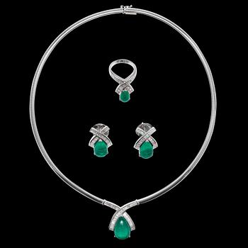 372. SET OF JEWELLERY, 3 parts. Necklace, ring and earrings. Baguette cut diamonds 5.8 ct. Drop cut emeralds 20.9 ct.