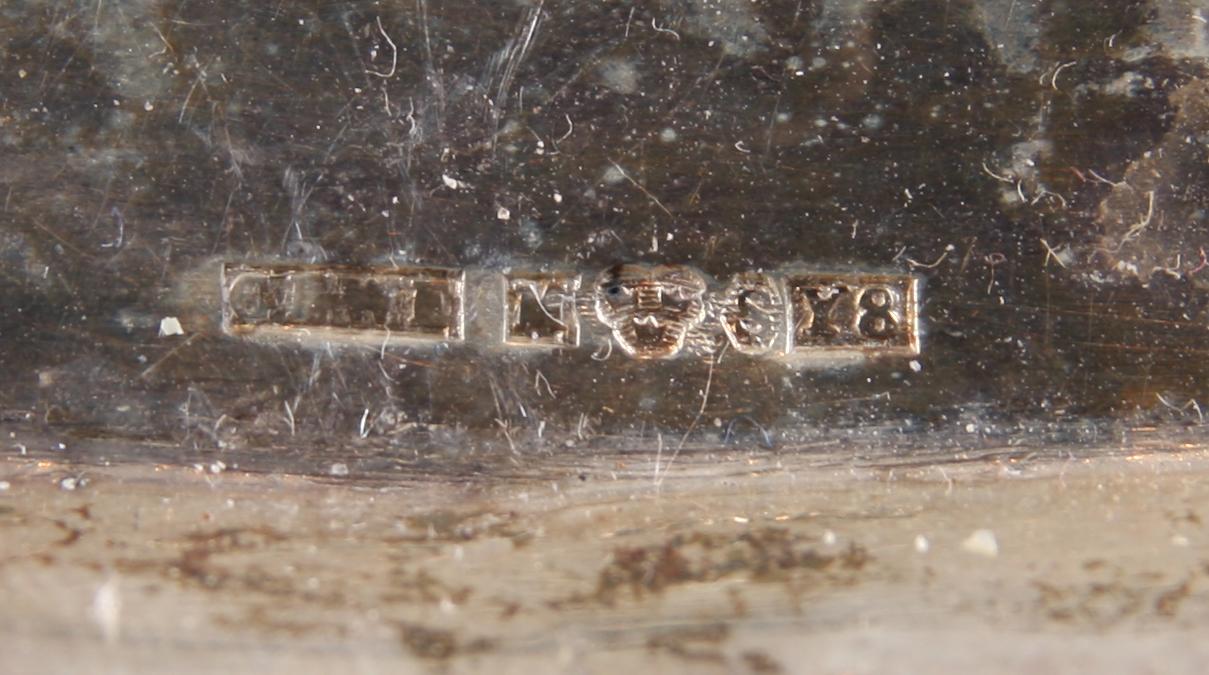 GRÄDDKANNA samt SOCKERSKÅL på BRICKA, silver. 490 g.