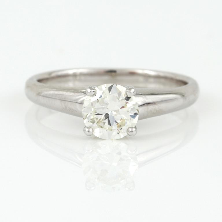 RING, enstenring, 18K vitguld med briljantslipad diamant, 0,90 ct. Vikt 4,14 g.