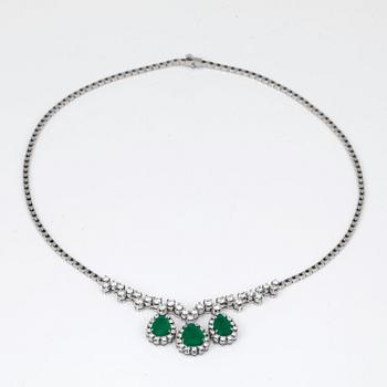 COLLIER med droppslipade smaragder, totalt  4.68ct samt briljantslipade diamanter totalt 3.49ct.