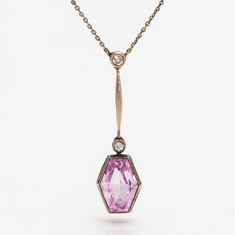 An 18K gold necklace with diamonds ca. 0.07 ct in total and a synthetic sapphire. Helsinki 1927.