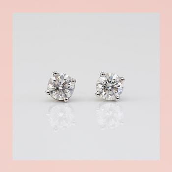 ÖRHÄNGEN, ett par, 18K vitguld med 2 briljantslipade diamanter tot ca 0,90ct. Kvalité ca H-I/VS+.