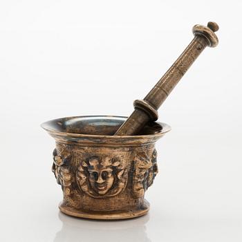 Mortar and pestle. Bronze. Spain, 17th century.