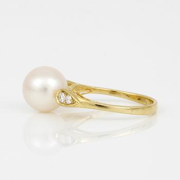 RING, 14K guld med odlade saltvatten pärla och små diamanter tot ca 0,10 ct. Vikt ca 3,34 g.