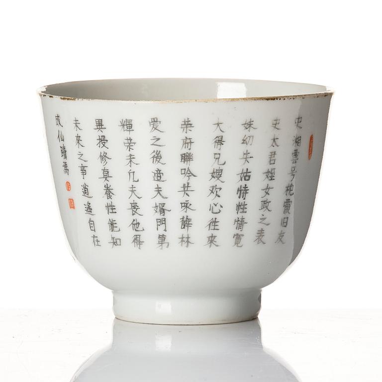 A famille rose cup, Qing dynasty, 19th Century.