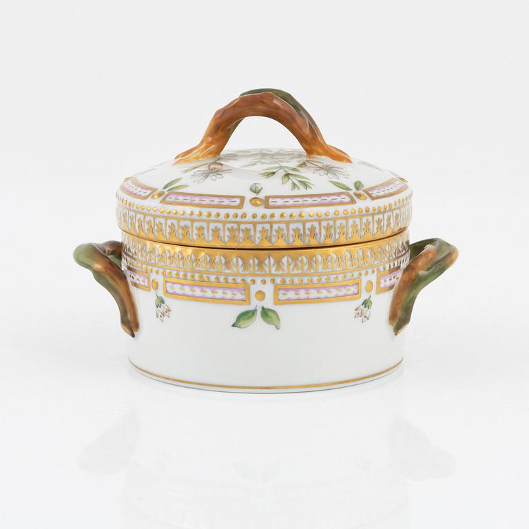 Lockask, porslin. Royal Copenhagen, "Flora Danica", Danmark, 1900-tal.