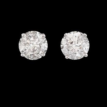 ÖRHÄNGEN, 1 par, 18K vitguld, briljantslipade diamanter tot ca 1.65 ct.