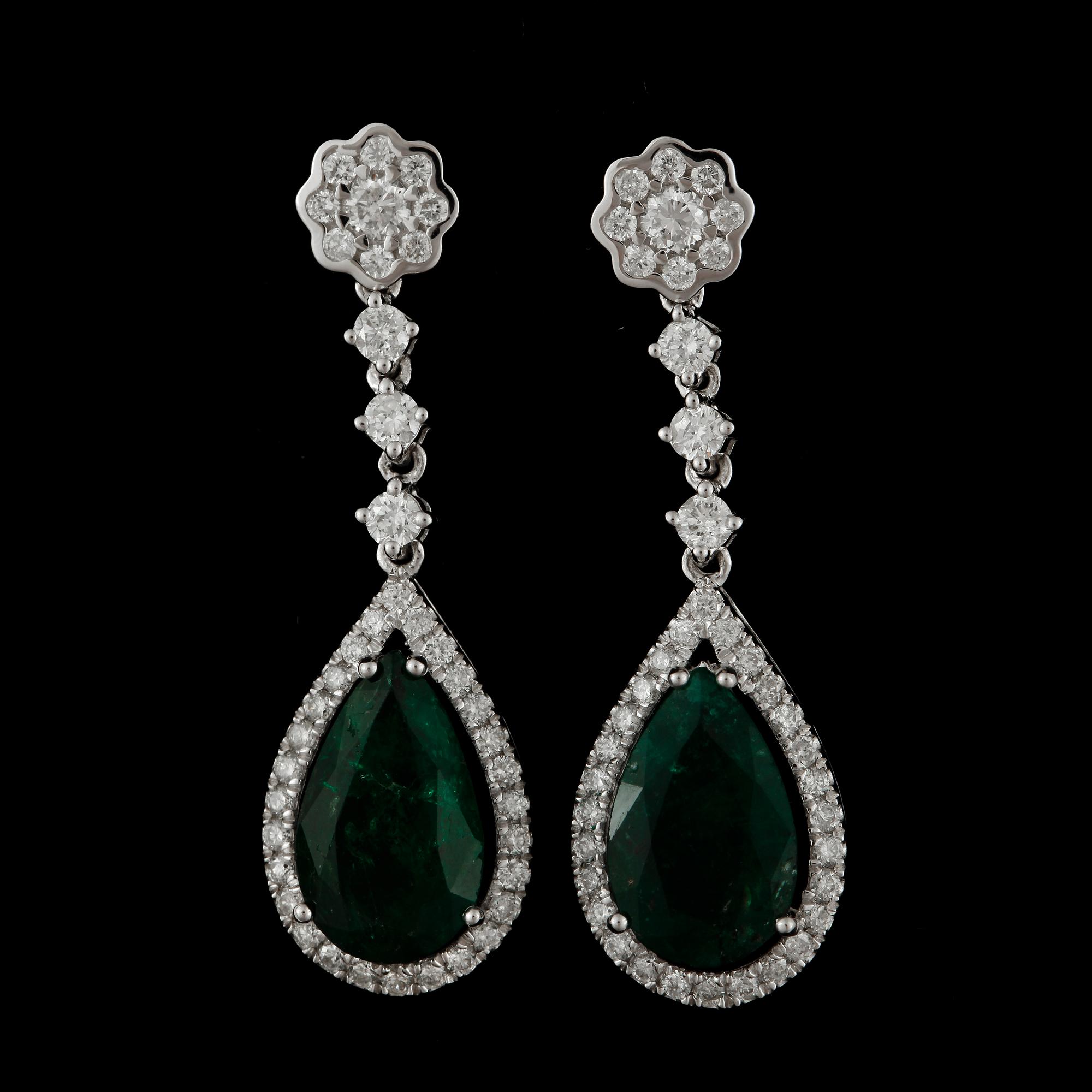 ÖRHÄNGEN, ett par,18k vitguld med droppformad smaragd tot ca 3,94ct enl uppgift o briljantslipade diamanter tot ca1ct.