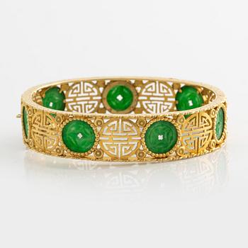 Armring guld med grön sten, troligen jadeit.