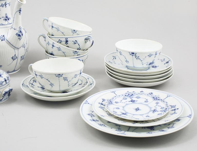 SERVISDELAR, 16 st, porslin, "Musselmalet", Royal Copenhagen och Bing & Gröndahl, 1900-talets andra hälft.