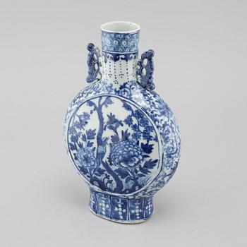 A porcelain moon flask from China, 19th century.