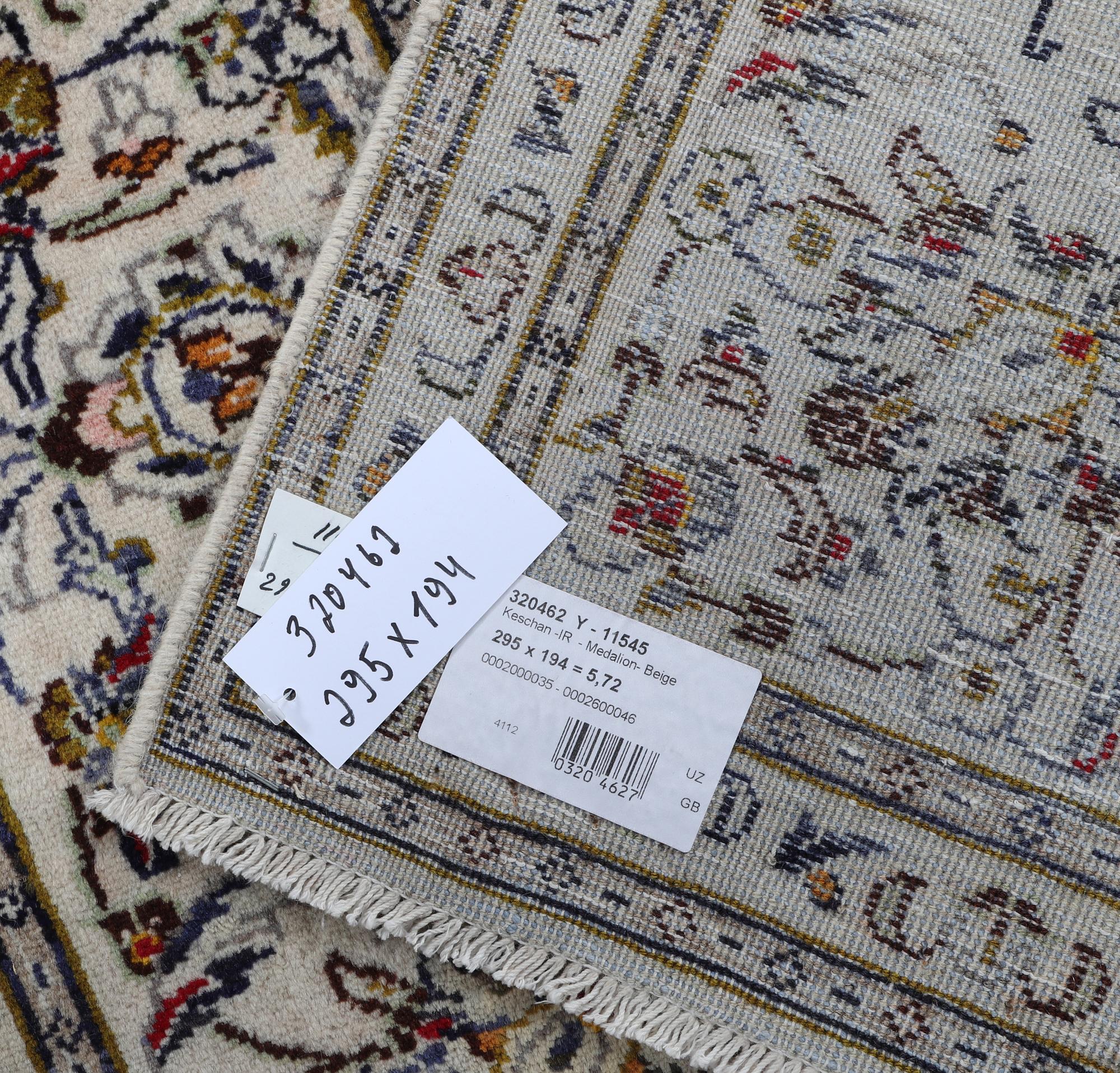 A carpet, Kashan, ca 295 x 194 cm.