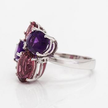 An 18K white gold ring with diamonds ca. 0.075 ct in total. tourmalines and amethysts.