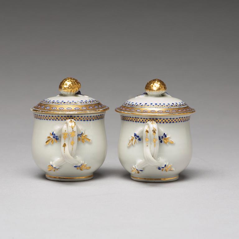 KOPPAR med LOCK, ett par, vapenporslin. Qingdynastin, Jiaqing (1796-1820).