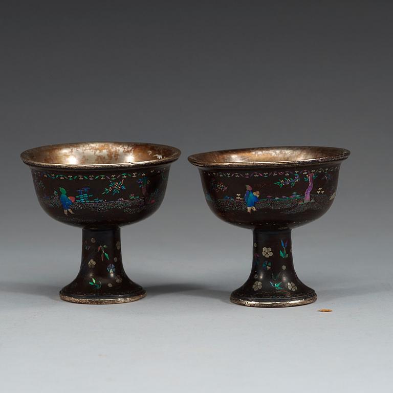 BÄGARE, två stycken, laque burgautée. Qing dynastin, 1700-tal.