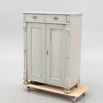 A painted cupboard, around the year 1900.