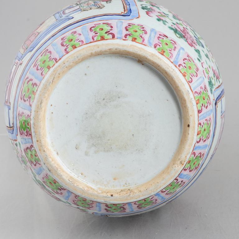 A porcelain vase, China, Qingdynasty, 19th century.