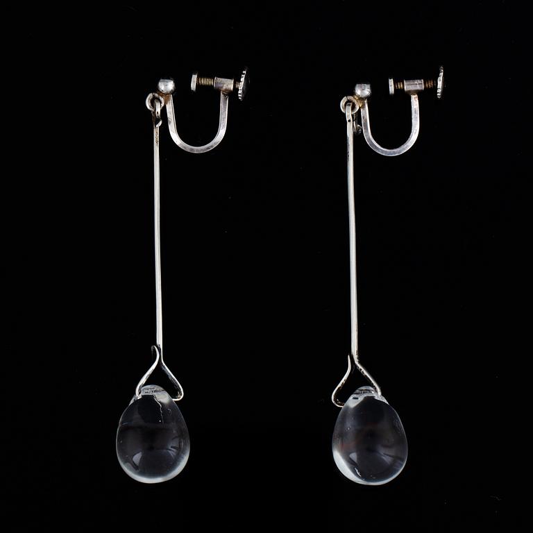 Vivianna Torun Bülow-Hübe, örhängen, "dew drop" silver med glasdroppar.