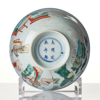 A set of two famille verte bowls and a dish, Qing dynasty, early Kangxi (1662-1722).