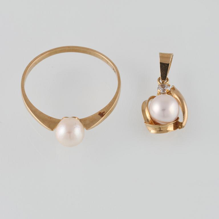 RING SAMT HÄNGE, 18K guld med odlade pärlor och paste. Vikt 2,6 gram.