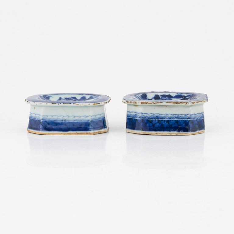 A pair of Chinese blue and white exportporcelain salt cellars, Qing dynasty, 19th century.