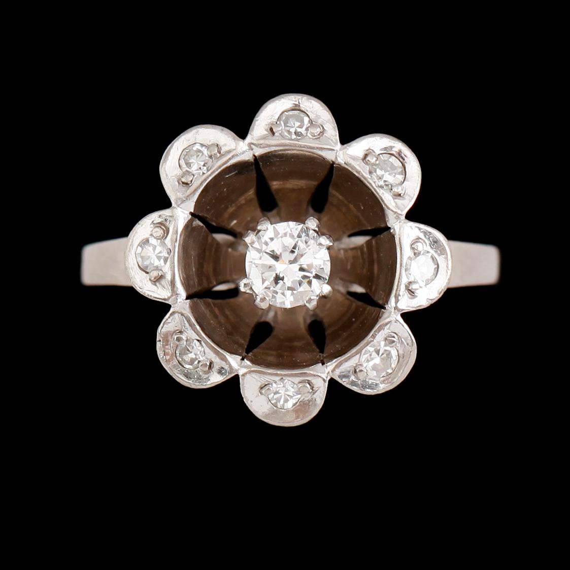 RING, 18 k vitguld, med briljantslipad diamant ca 0.20 ct samt 8 mindre diamanter, Heribert Engelbert. Total vikt ca 9 g.