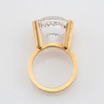 Wiwen Nilsson, Ring 18K guld med en runt fasetterad bergkristall, Lund 1973.