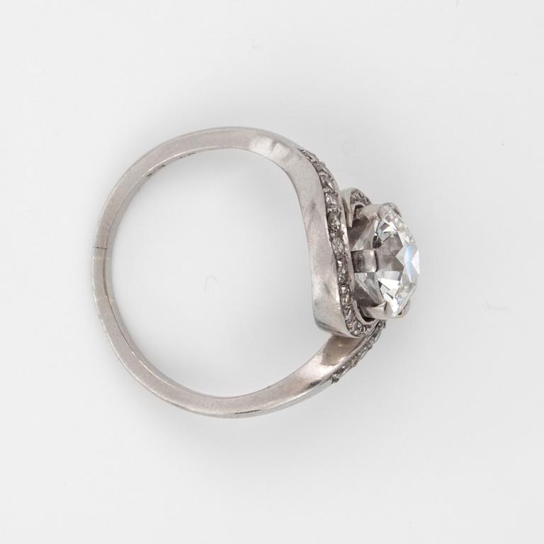 RING, gammalslipad diamant, ca 2 ct, kvalitet ca H/SI1 omgärdad av mindre diamanter totalt 0.25 ct.