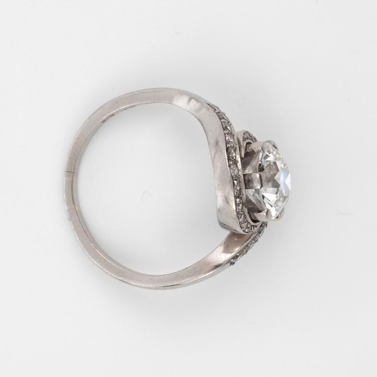 A ring with a circa 2.00 ct diamond surrounded by smaller single-cut diamonds.