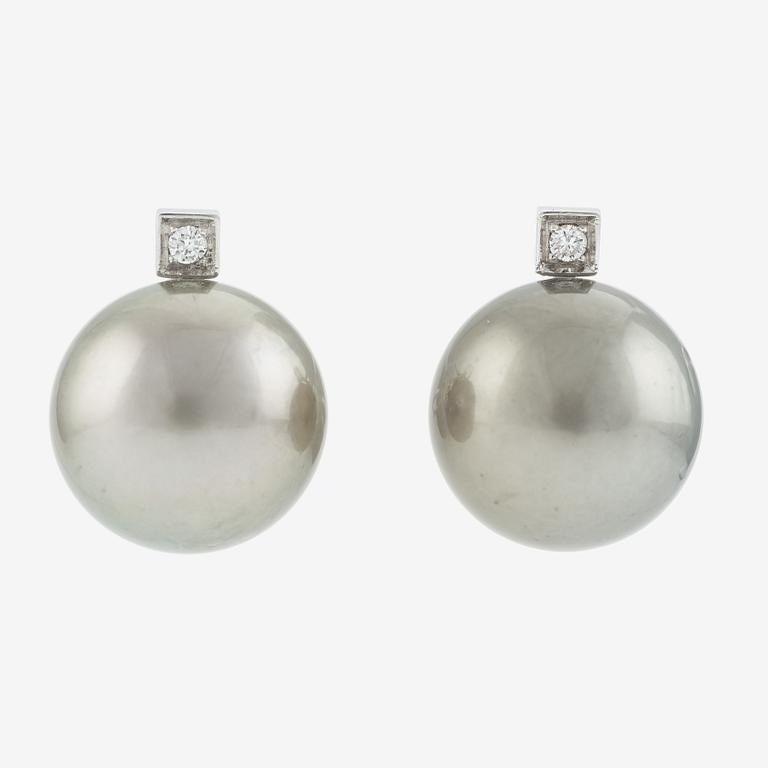 Earrings with cultured Tahitian pearls and brilliant-cut diamonds.