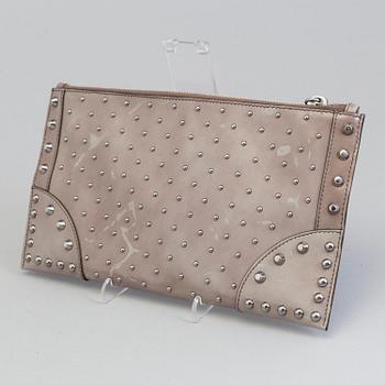 A CLUTCH, PRADA.