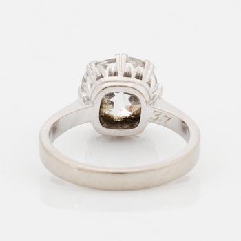 Ring 18K vitguld med en cushionformad gammalslipad diamant.