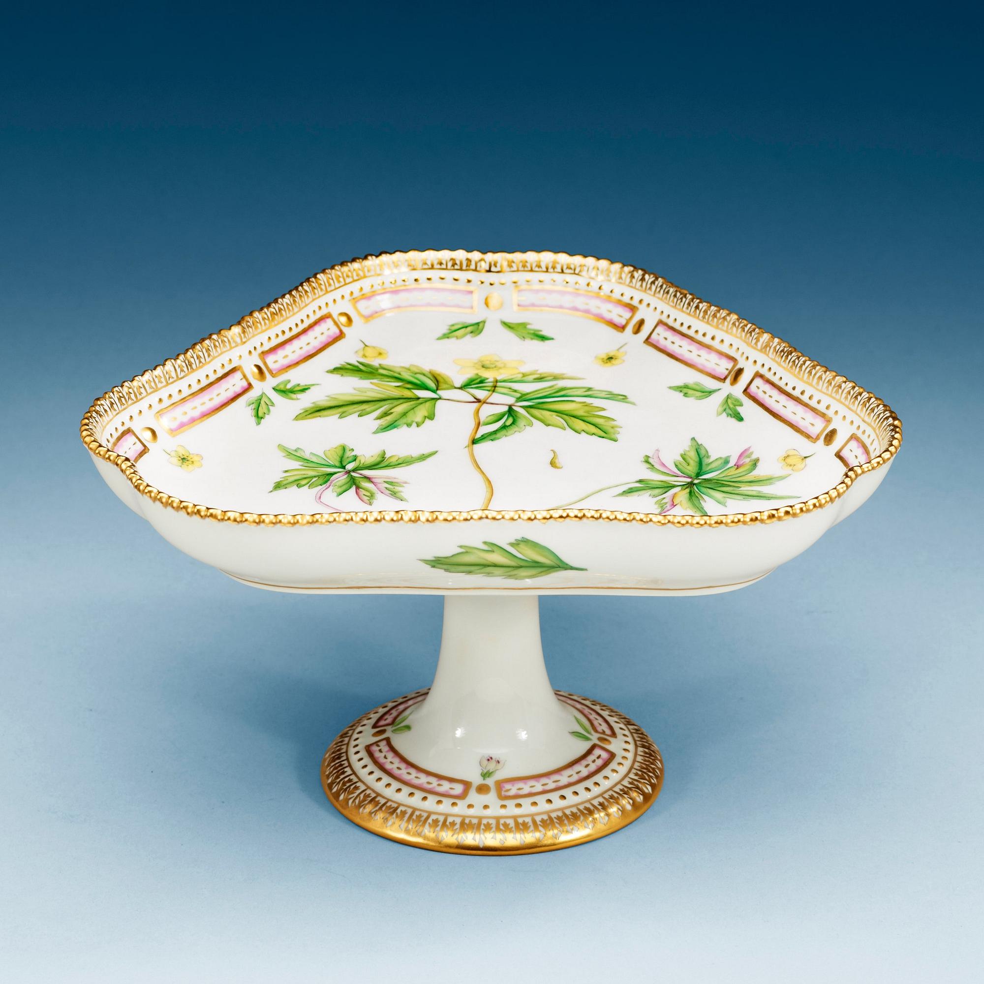 SKÅL på FOT, porslin. "Flora Danica", Royal Copenhagen, Danmark, 1900-tal.