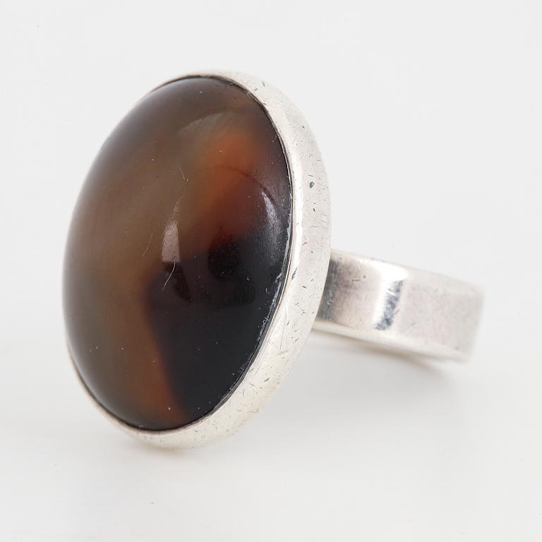 CECILIA JOHANSSON, a cabochon cut sardonyx ring made in Göteborg 1977.