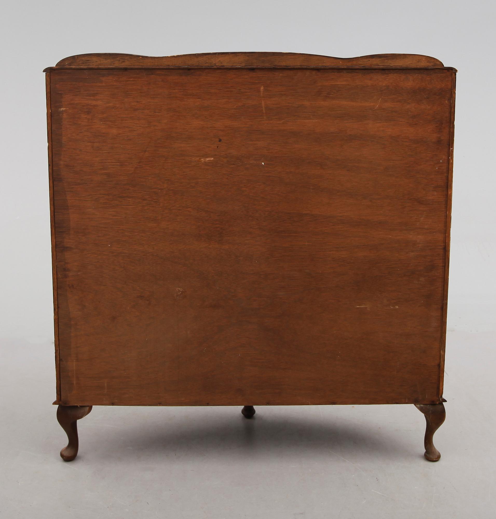 VITRINSKÅP, England, 1900-talets första hälft.