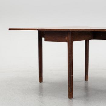 A mahogany gate-legged table, England, around the year 1800.