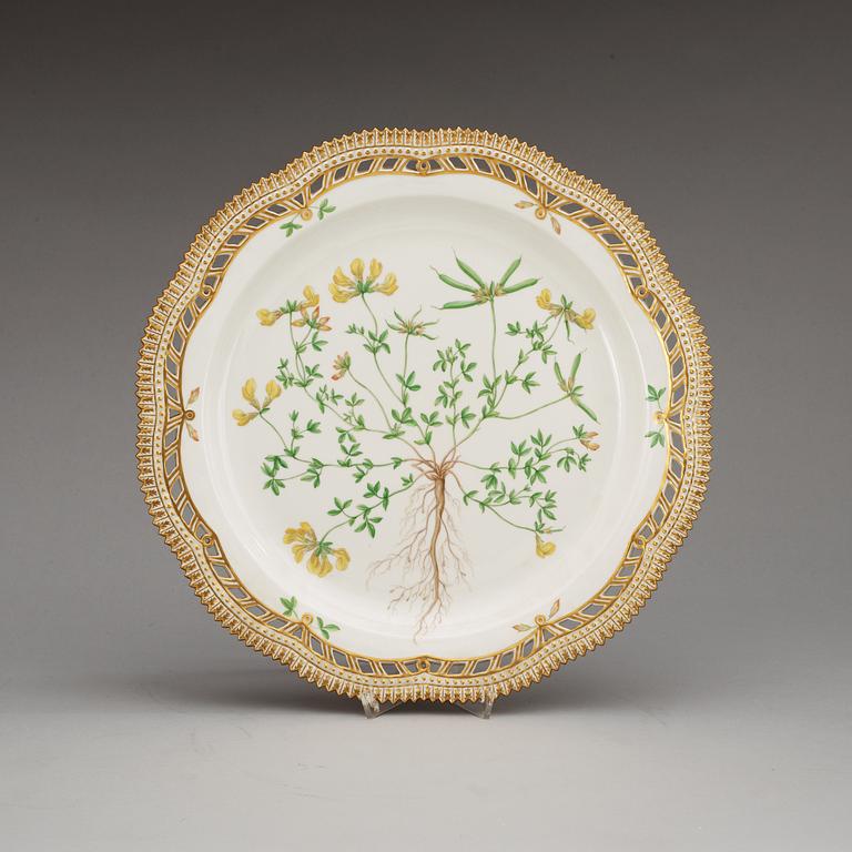 SERVERINGSFAT, fyra stycken samt KAROTT med LOCK, porslin. "Flora Danica", Kunglig Dansk, 1900-tal.