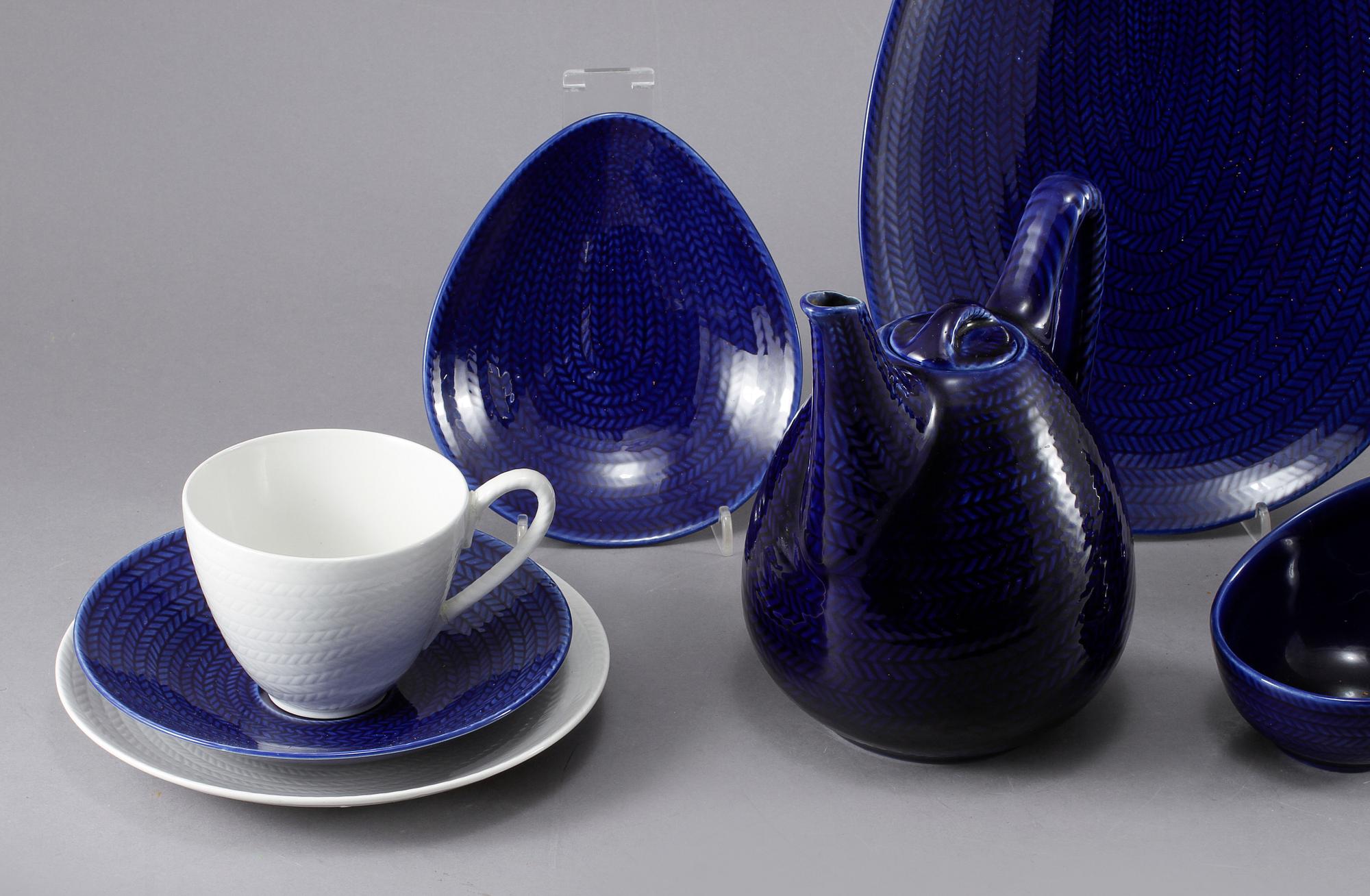 SERVISDELAR, 17 st, flintgods, "Blå Eld", Hertha Bengtsson, 1951-1971.